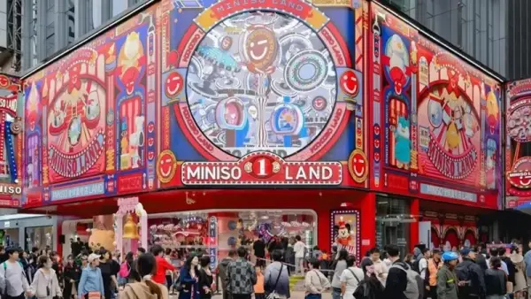 海外扩张踩下急刹车，名创优品要靠1200家"乐园店"硬刚泡泡玛特
